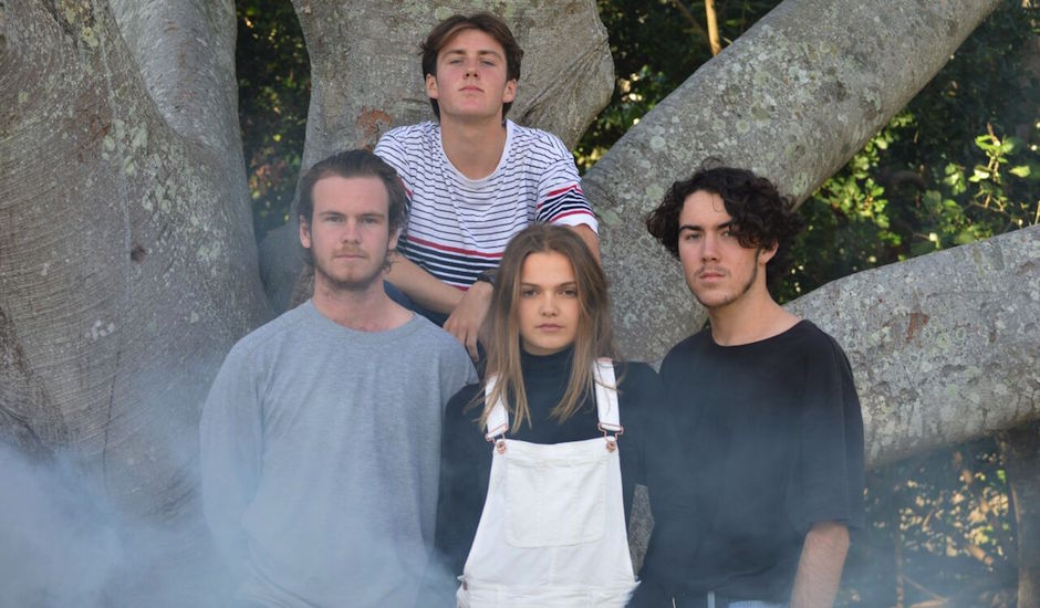 Premiere: IVEY act their age in the clip for Smell Of Smoke