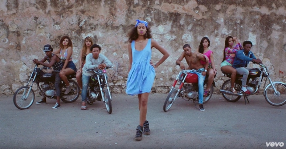 AlunaGeorge teases us just right in the video for I'm In Control feat. Popcaan