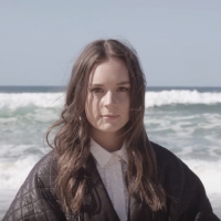 Previous article: Premiere: Go to the beach with Essie Holt and the video for debut single, Underwater